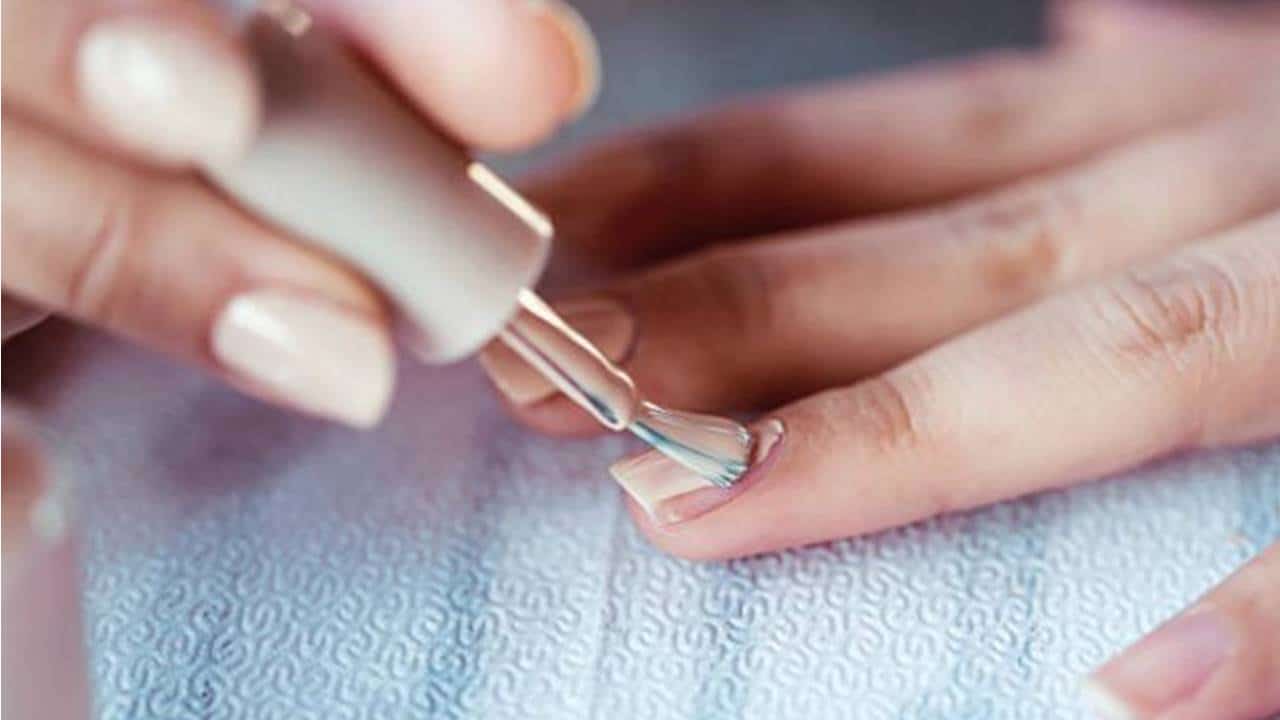 O truque para pintar as unhas e não acabar pintando o dedo inteiro