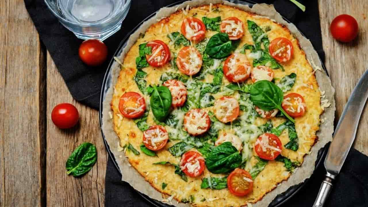 Faça uma deliciosa pizza de couve-flor sem farinha