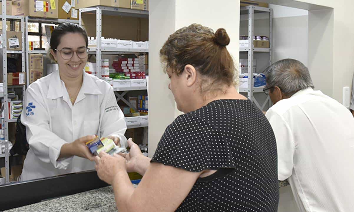 Aposentados e pensionista do INSS poderão receber R$ 800 para comprar remédios