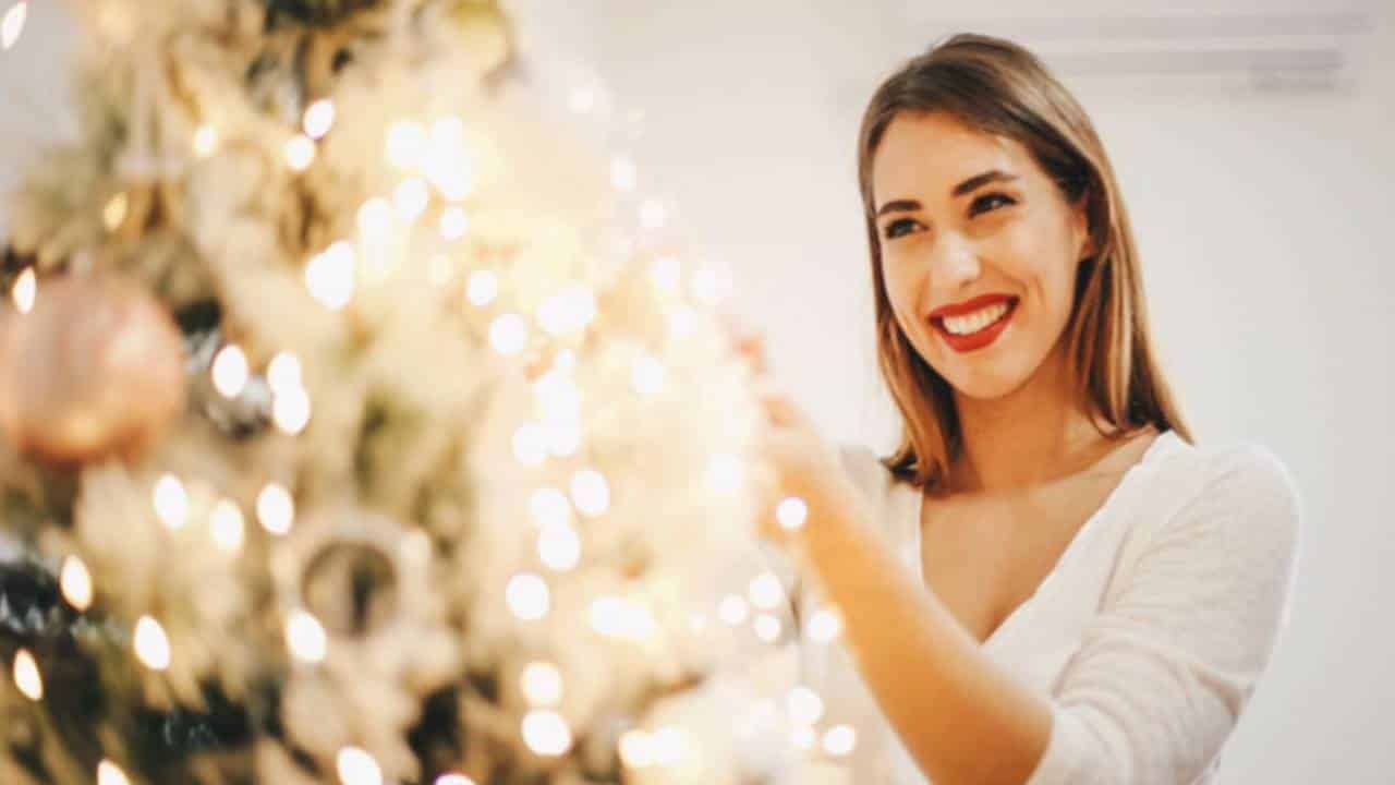 Como economizar eletricidade ao colocar luzes de Natal