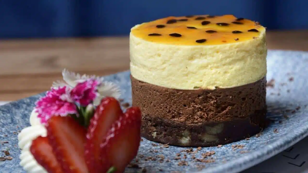 Deliciosa mousse de maracujá e chocolate com brownie