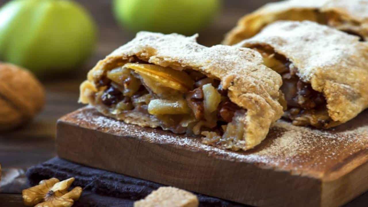 Delicioso strudel de maçã com nozes para o Natal