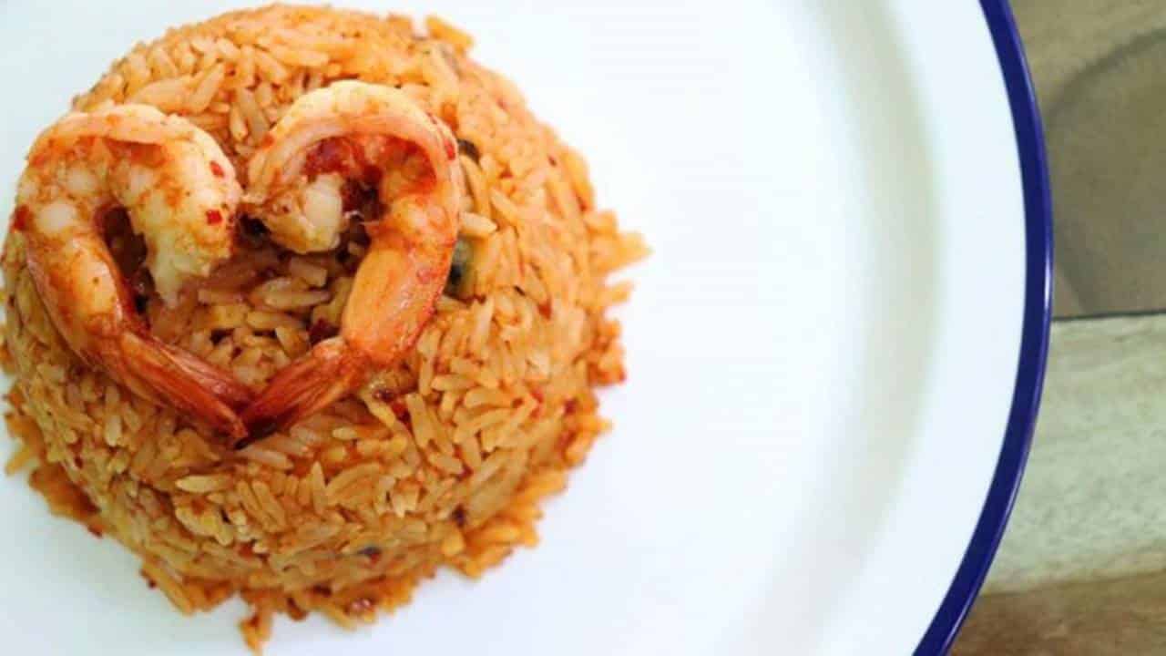 Não perca esta receita de arroz com camarão ao alho