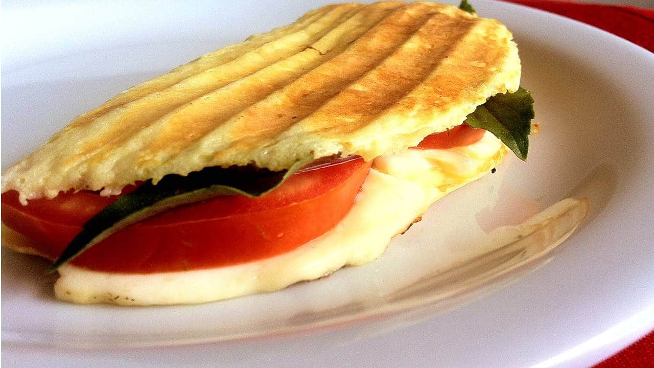 Panini de micro-ondas com 3 ingredientes