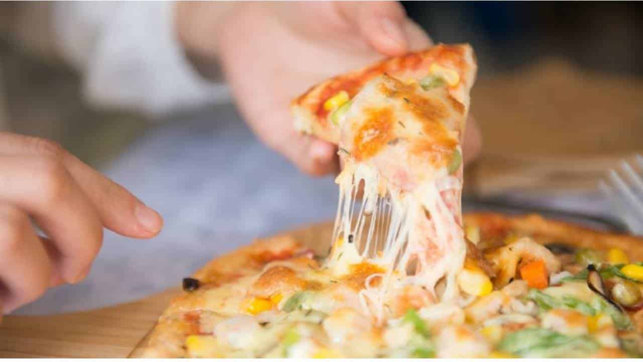 Reaqueça sua pizza com este super truque e ela não ficará seca