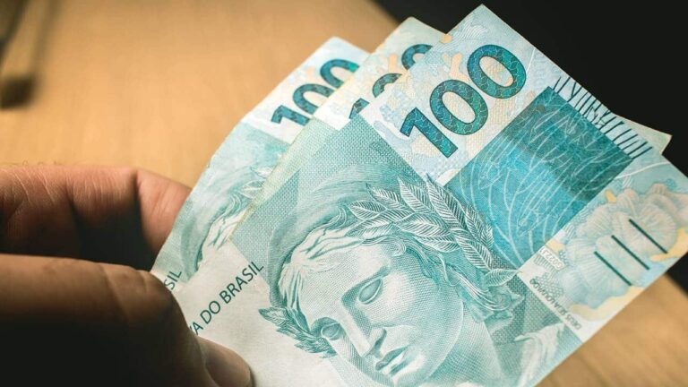 Projeto que cria novo auxílio de R$ 1.200 para mulheres está pronto na Câmara. Entenda como esse benefício pode chegar