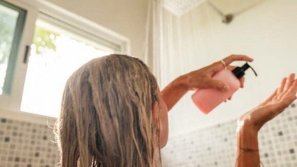 Por que é melhor lavar o cabelo com água fria e não quente?