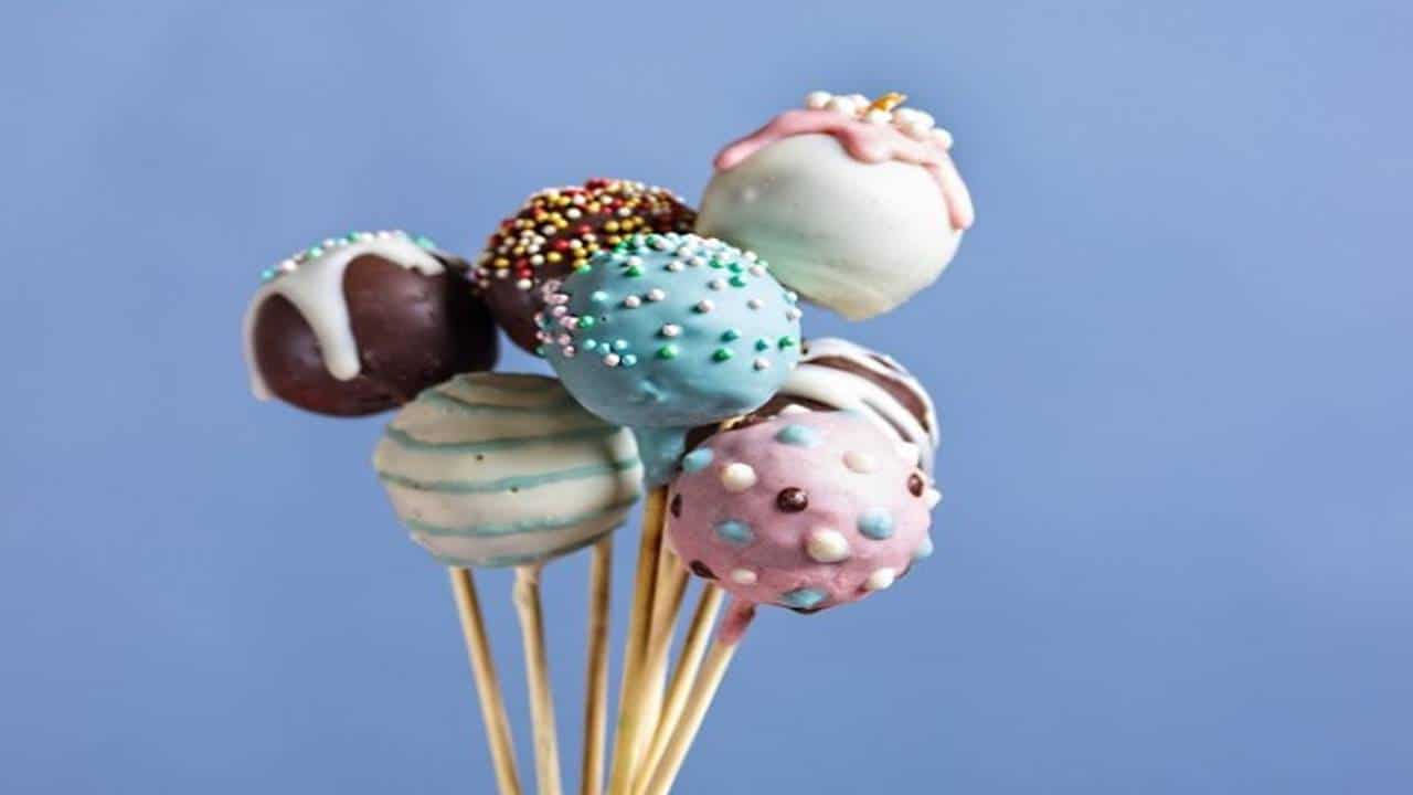 Sobremesas de Natal: aprenda a fazer cake pops em minutos