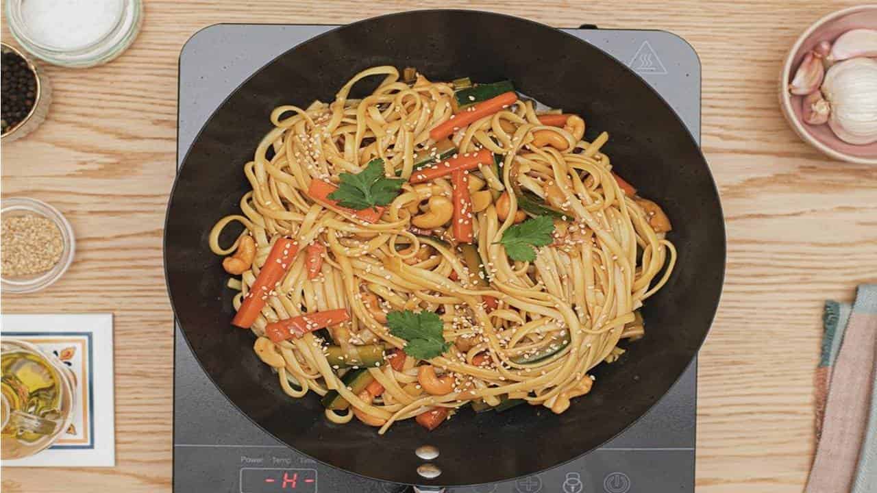 Macarrão chinês com legumes, a receita mais fácil de fazer em casa