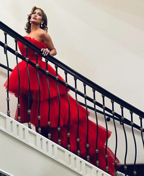 Jennifer Lopez modela 5 LOOKS VERMELHOS ideais para o Natal