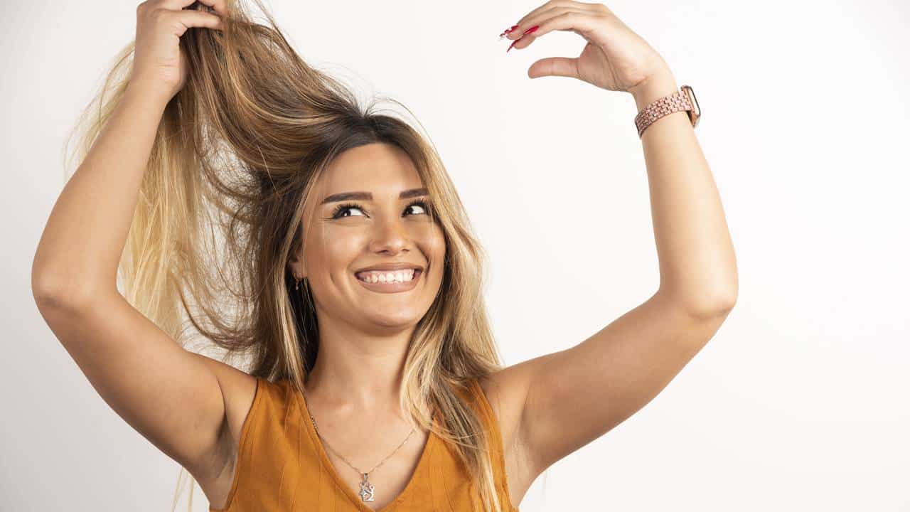 3 coisas que não te contam sobre dar luzes e arruínam seu cabelo