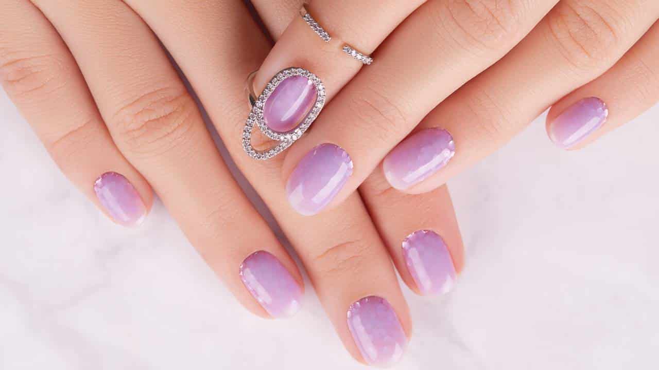 5 tendências de unhas lavanda que vão rejuvenescer as mãos