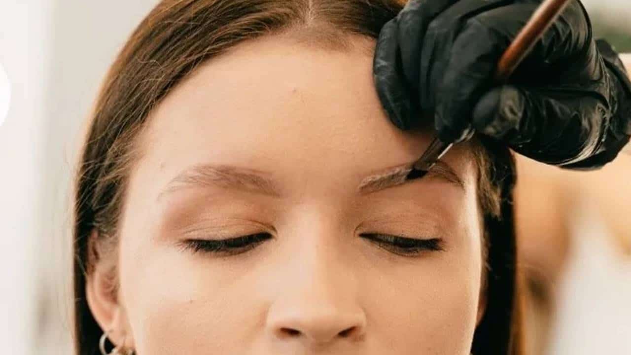 A nova técnica de sobrancelha perfeita que deixou o microblanding para trás