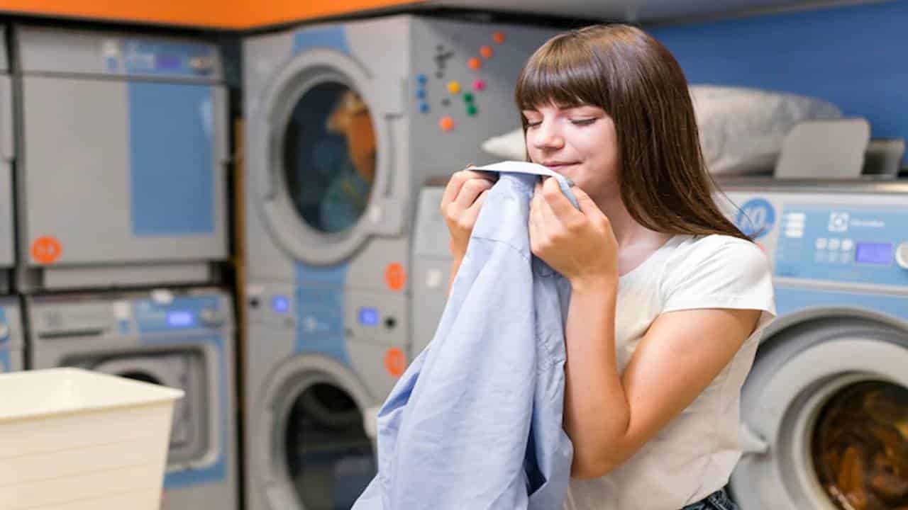 Acabou o segredo! É isso que eles usam nas lavanderias para deixar as roupas cheirosas