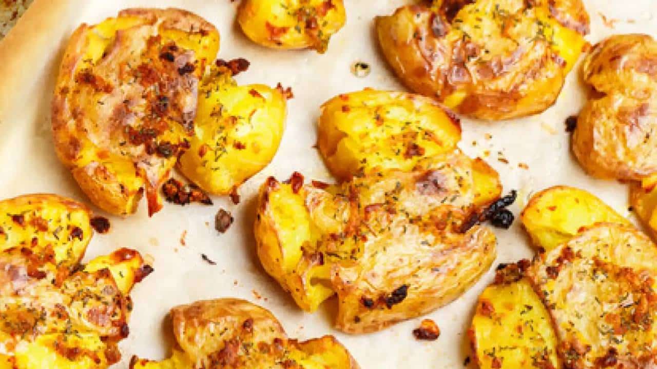 Batatas esmagadas no forno: uma receita saudável, crocante e viciante