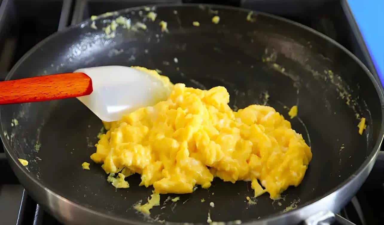 Como fazer ovos mexidos cremosos e saborosos? Um ingrediente faz toda a diferença