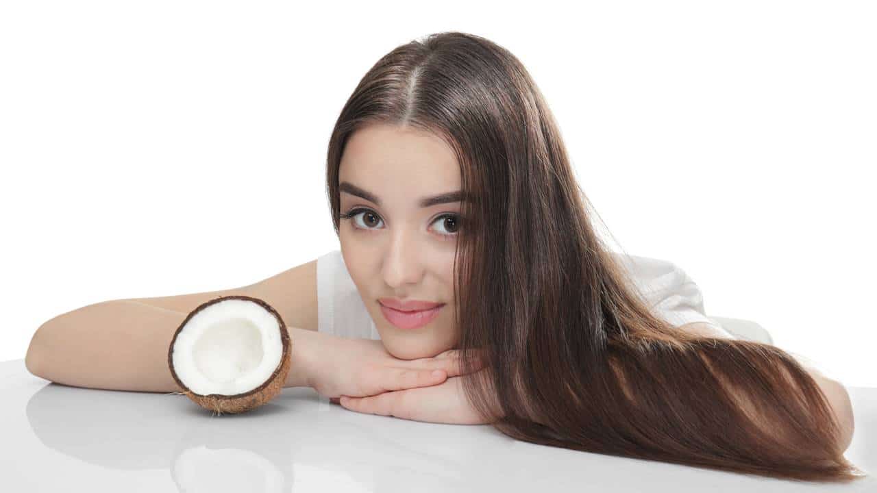 5 formas eficazes de usar água de coco para o cabelo crescer mais rápido