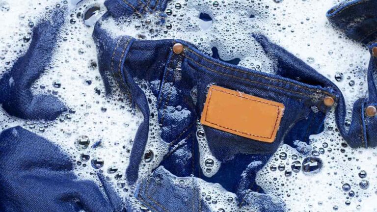 Truques infalíveis para tirar manchas de roupas jeans