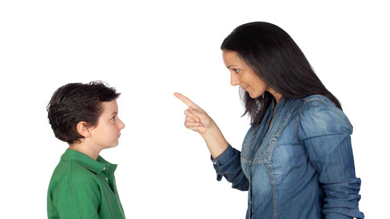 Por que dizer a seus filhos "comporte-se" pode trazer problemas para eles no futuro?