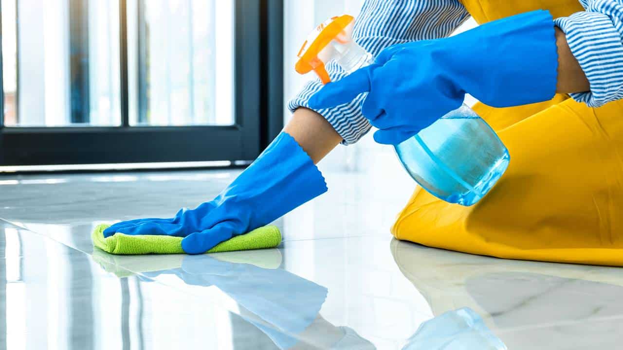 Aprenda 3 maneiras de deixar o piso limpo sem esforço