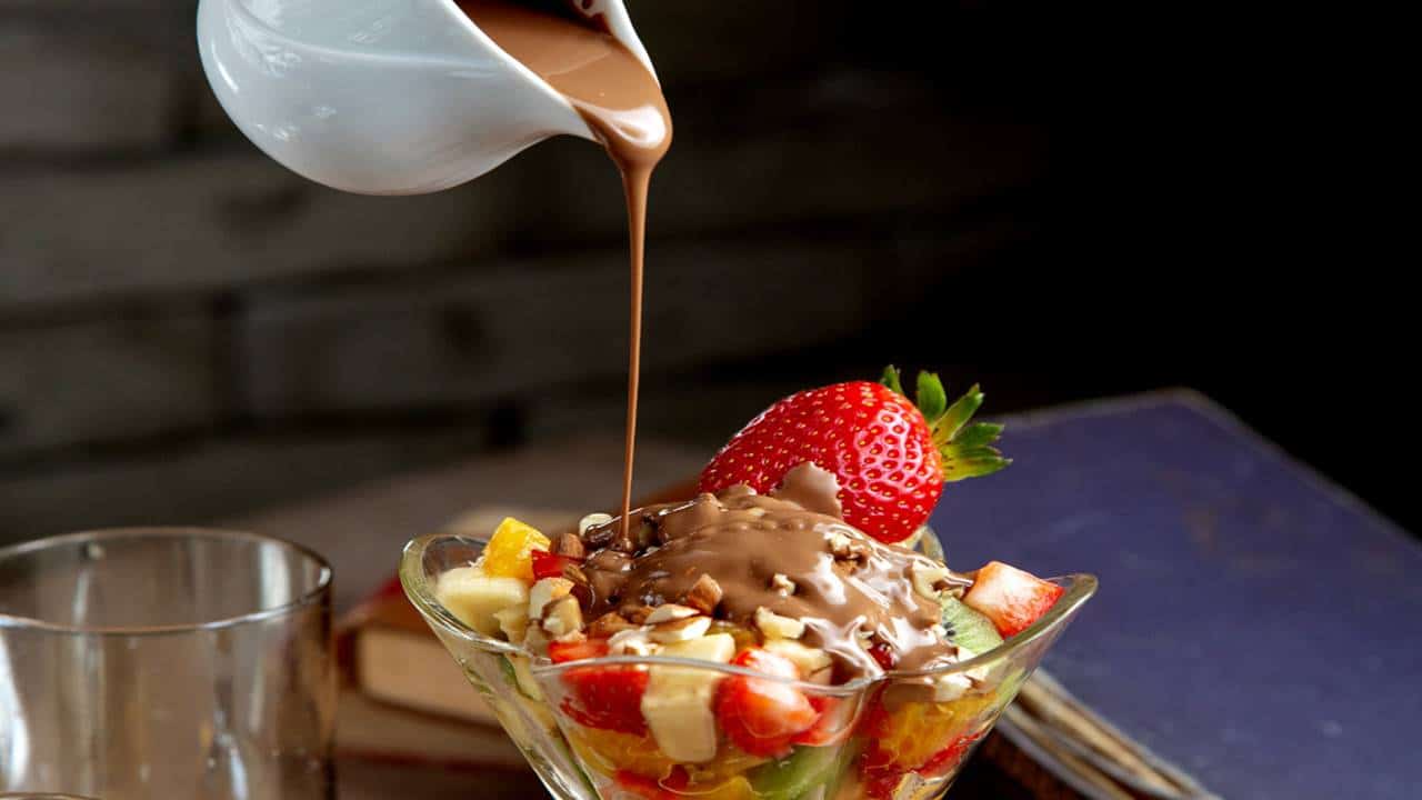 Fácil e rápida SALADA DE FRUTAS com chocolate para o NATAL