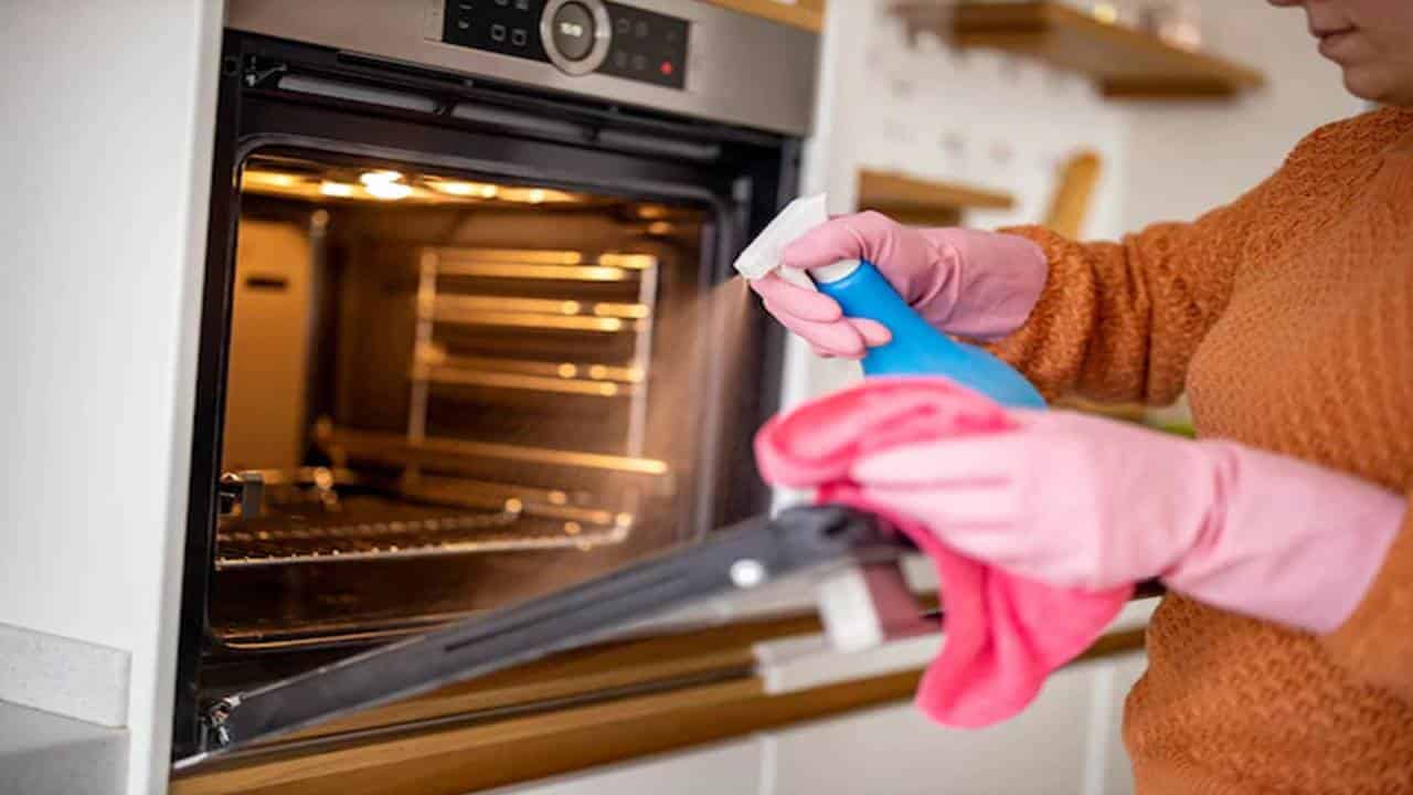 Veja como limpar facilmente o forno com ingredientes do dia a dia