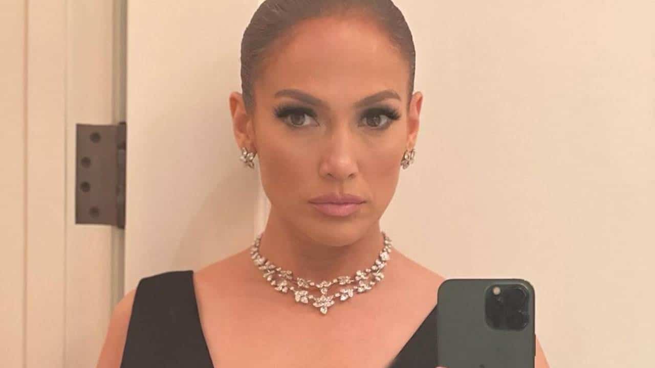 Jennifer Lopez ensina SEGREDO DE MAQUIAGEM para ter pele de porcelana aos 50
