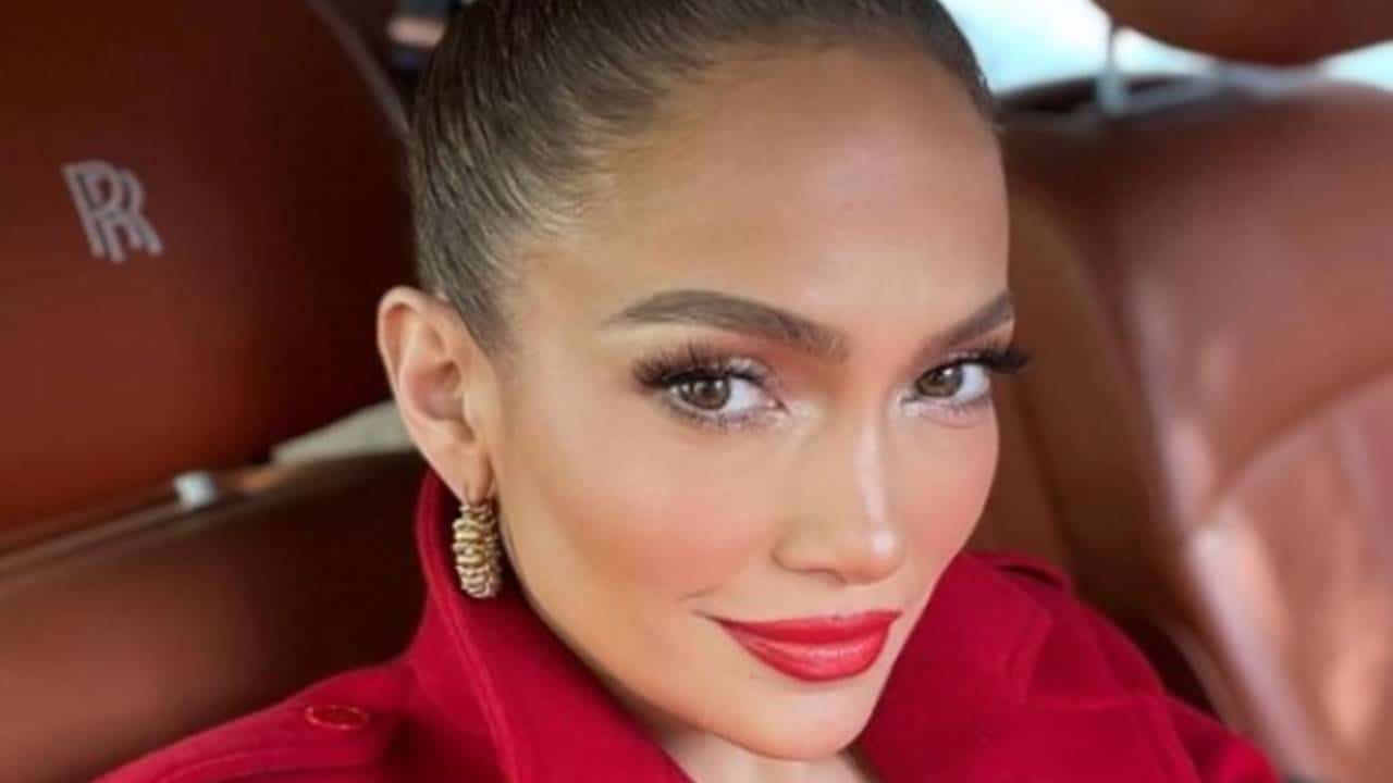 Jennifer Lopez modela 5 LOOKS VERMELHOS ideais para o Natal