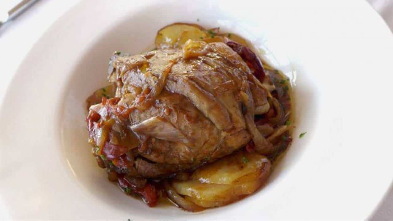 Pernil de cordeiro assado com vinho branco; um prato delicioso com poucos ingredientes