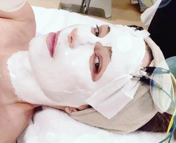 Thalía mostra um truque para eliminar a flacidez do rosto e nutrir a pele