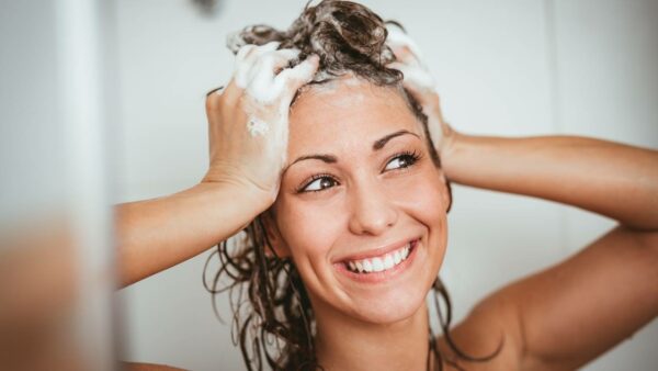 lavar os cabelos danificados e secos