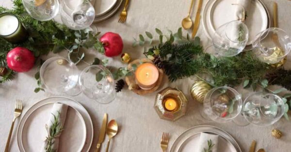 -Misturar pinhões, velas e ramos de pinheiro com fundos brancos dará um toque delicado à nossa mesa de Natal: