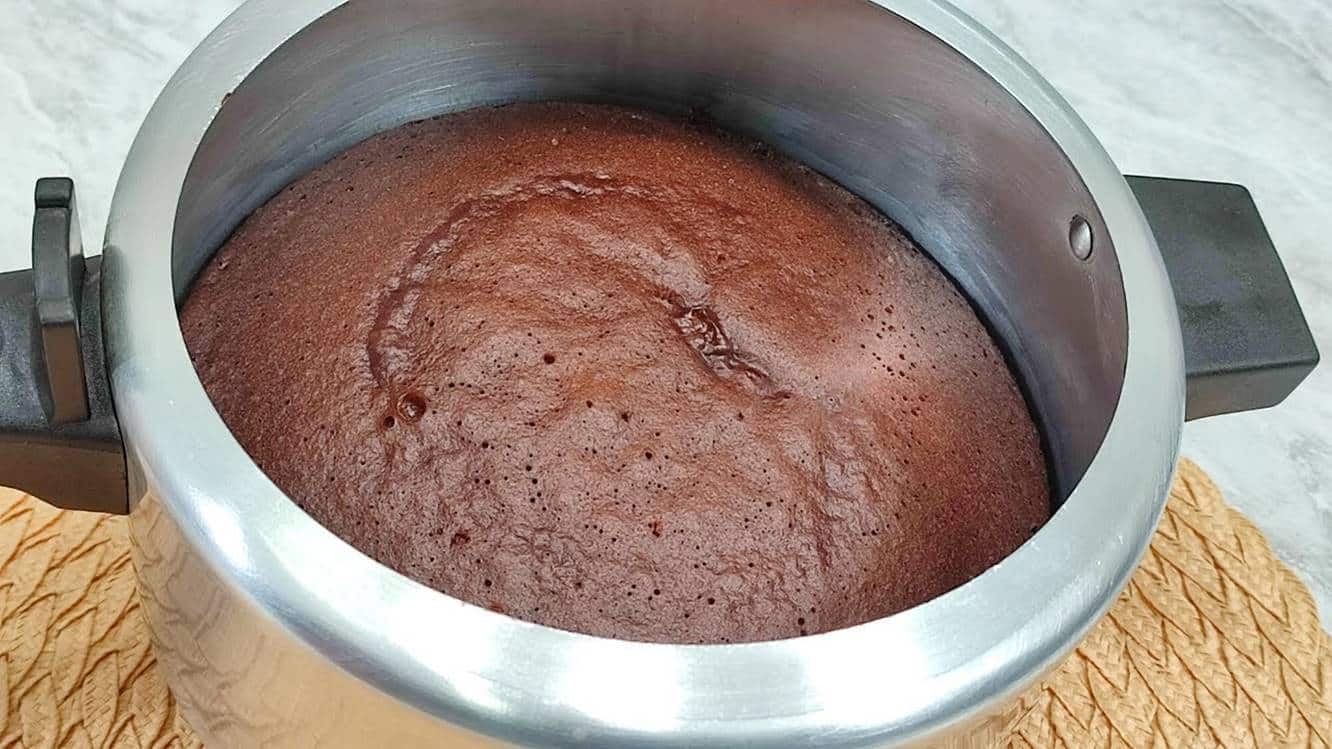 Bolo de chocolate na Panela de Pressão fica pronto em 15 minutos