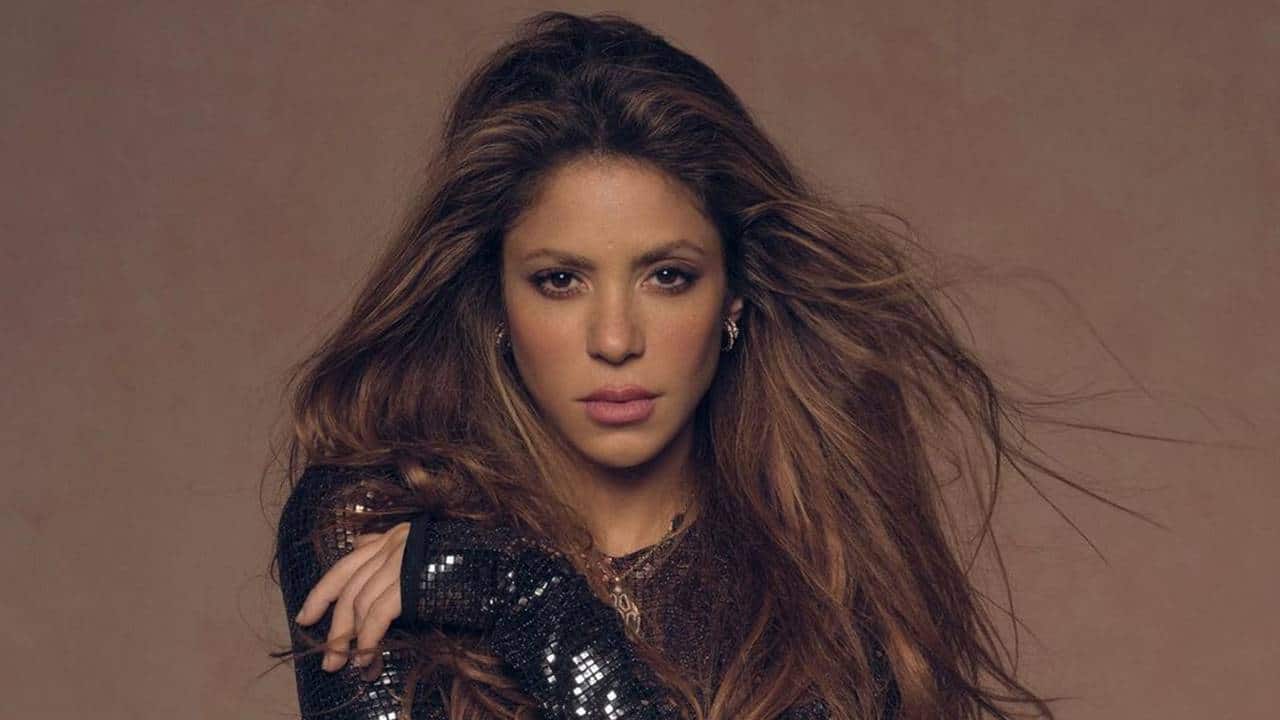 O SEGREDO de Shakira para REMOVER MANCHAS e RUGAS do rosto