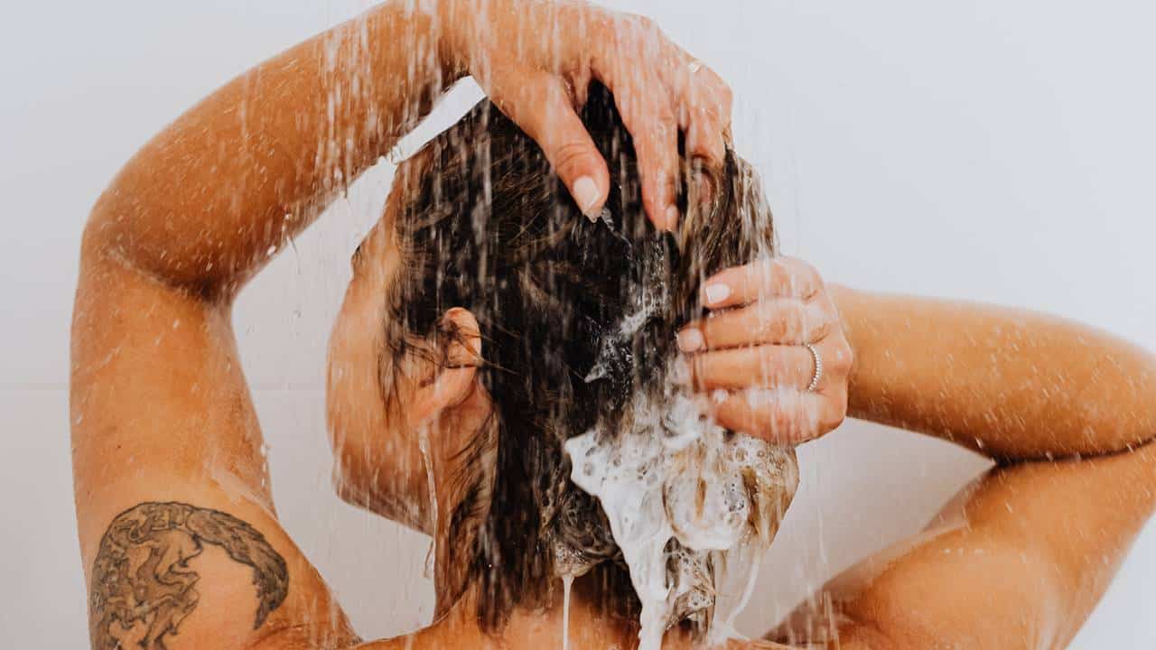 APor que é melhor lavar o cabelo com água fria e não quente?