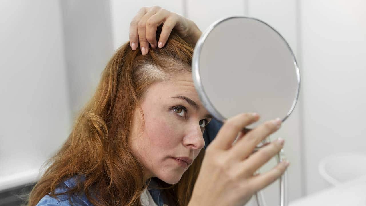 Pare de gastar com tintas! Prepare este shampoo e escureça os cabelos grisalhos