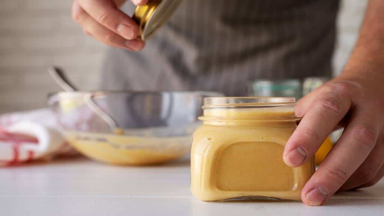 Faça uma manteiga deliciosa e saudável com apenas 3 ingredientes baratos