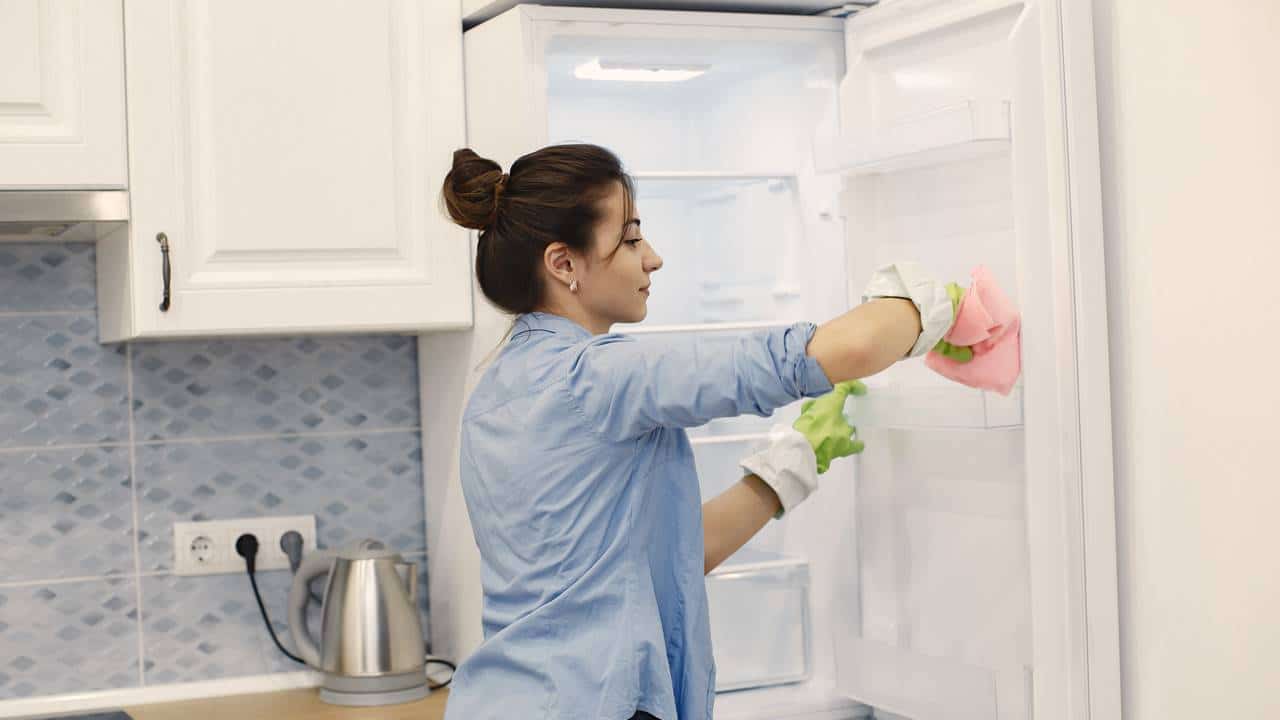 A parte da geladeira que você com certeza não limpa e está provocando aumento da energia