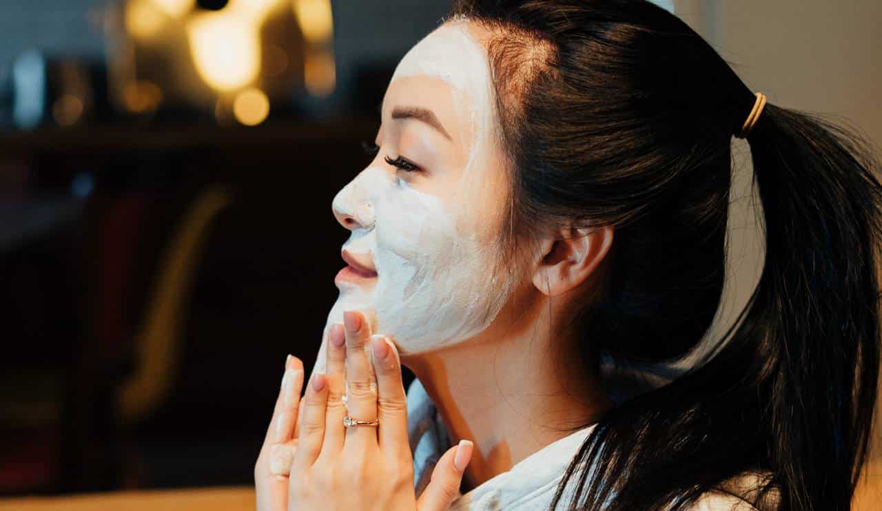 Seis máscaras caseiras noturnas para manter a pele saudável