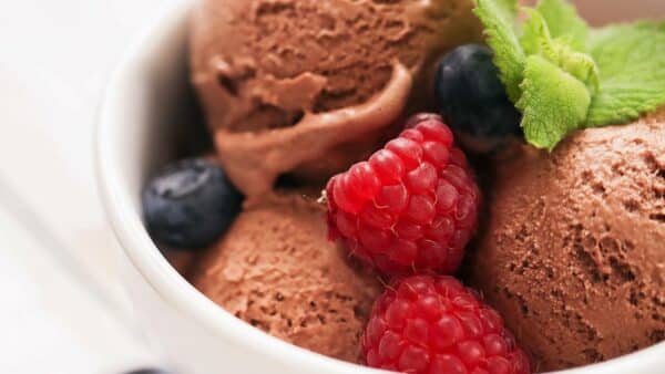 Prepare sorvete de chocolate com Leite Condensado: são apenas três ingredientes