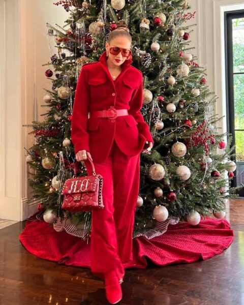 Jennifer Lopez modela 5 LOOKS VERMELHOS ideais para o Natal