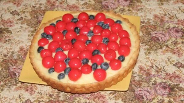 Torta com creme de confeiteiro e um toque de vinho doce