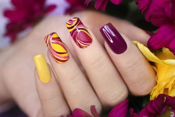 Como pintar as unhas com água e conseguir uma decoração única