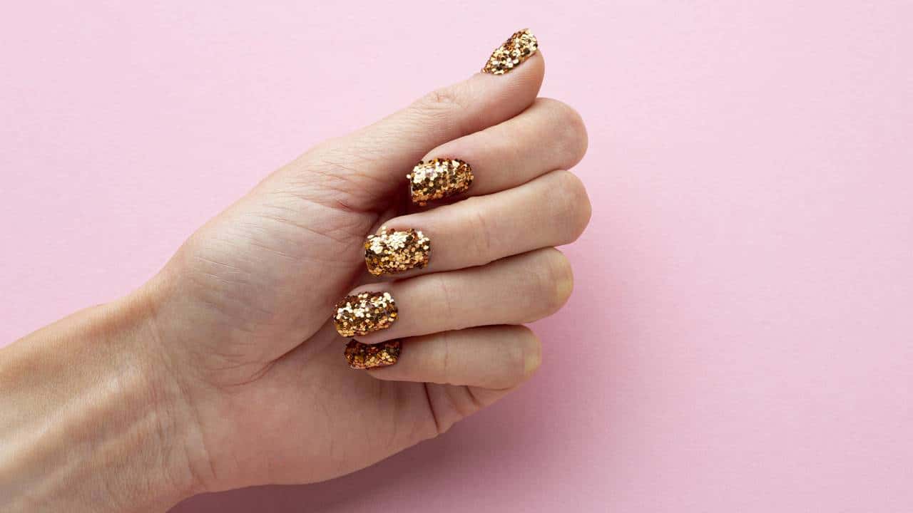 5 designs de unhas com brilho que estarão na moda em 2023