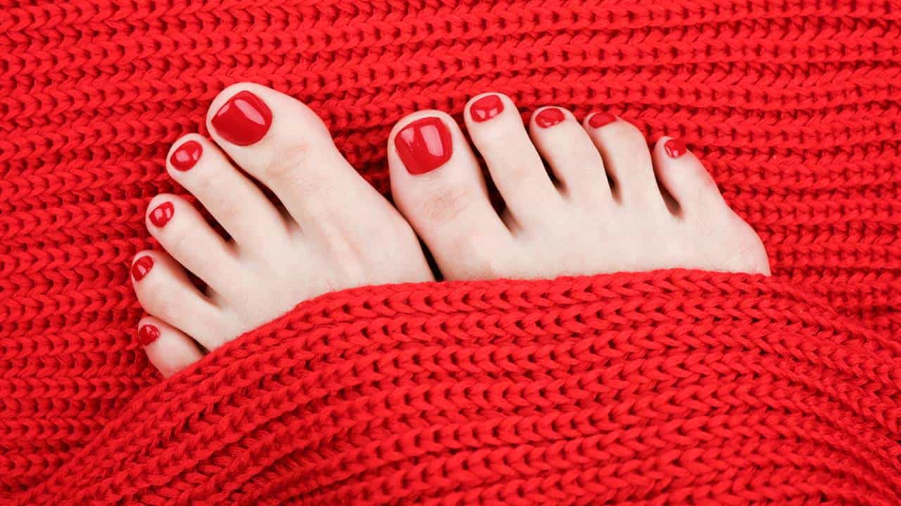 5 designs de unhas em vermelho para ter a pedicure perfeita no primeiro encontro