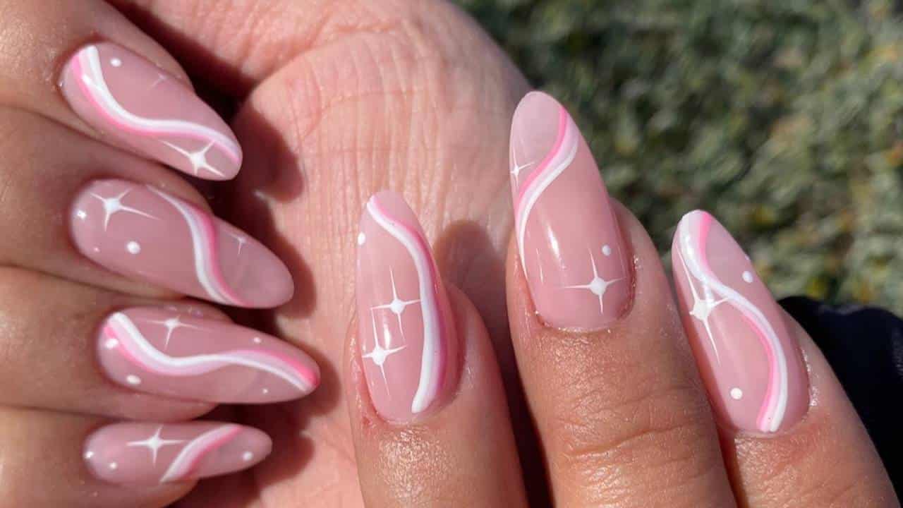 5 designs de unhas twirls rosa PERFEITOS para usar no escritório