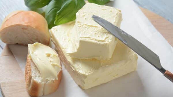 20 minutos e apenas 1 ingrediente são suficientes para preparar manteiga caseira muito saborosa!