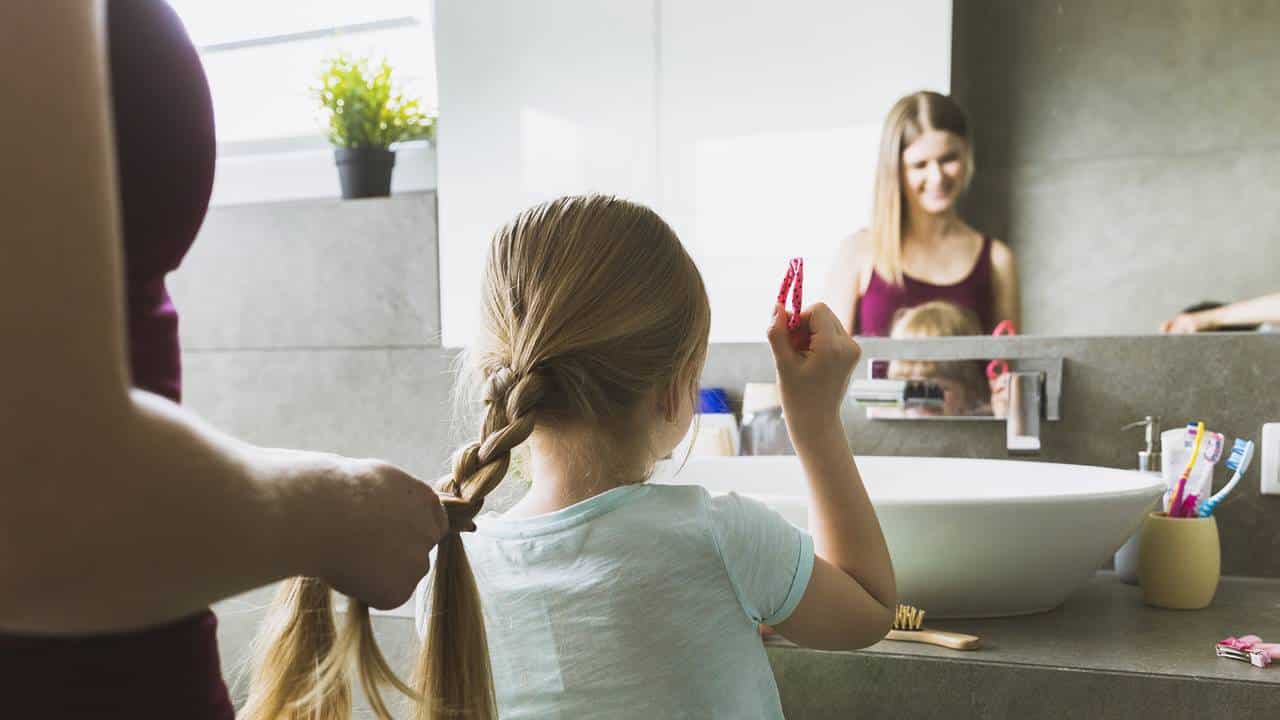 Aprenda 5 penteados rápidos e práticos para fazer na sua filha
