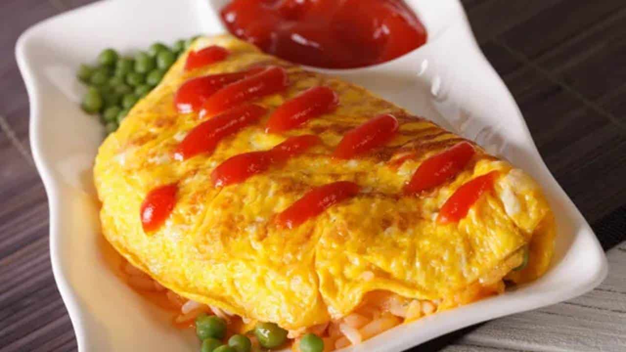 Todos vão amar: Aprenda a fazer uma maravilhosa omelete de arroz recheado