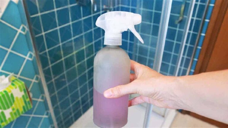 Líquido poderoso para limpar o piso do seu banheiro